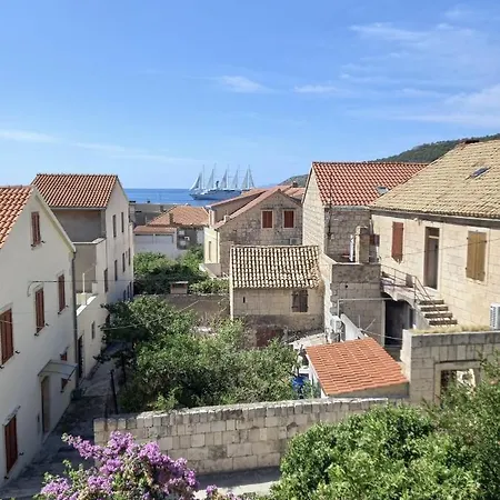 Nona Draga Komiza